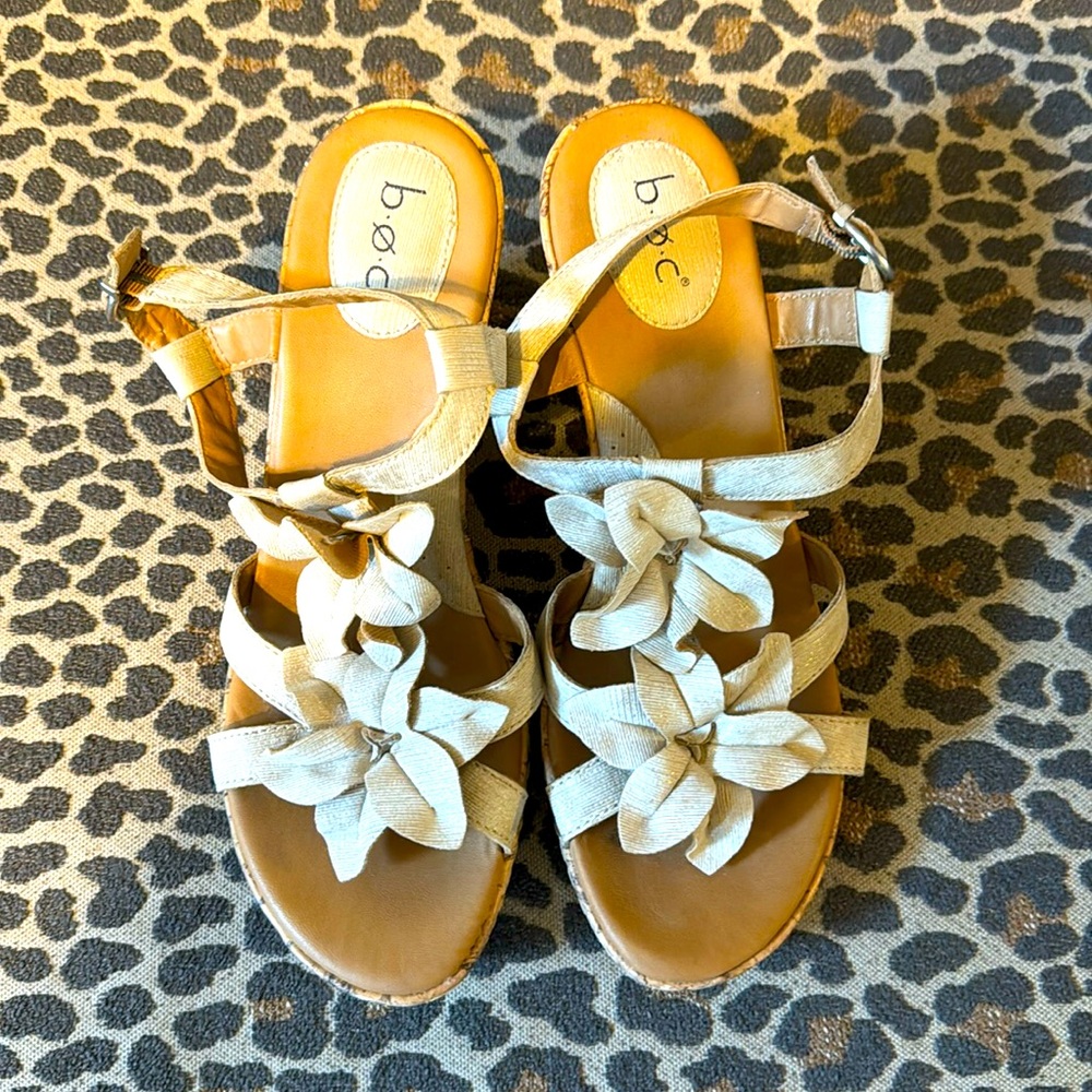 b.o.c. Womens Evita Gold Metallic Flower Wedge
